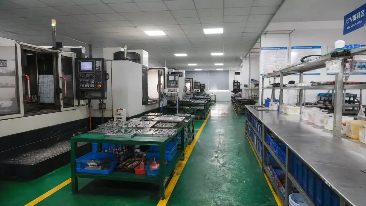 伟业达模具加工与生产现场